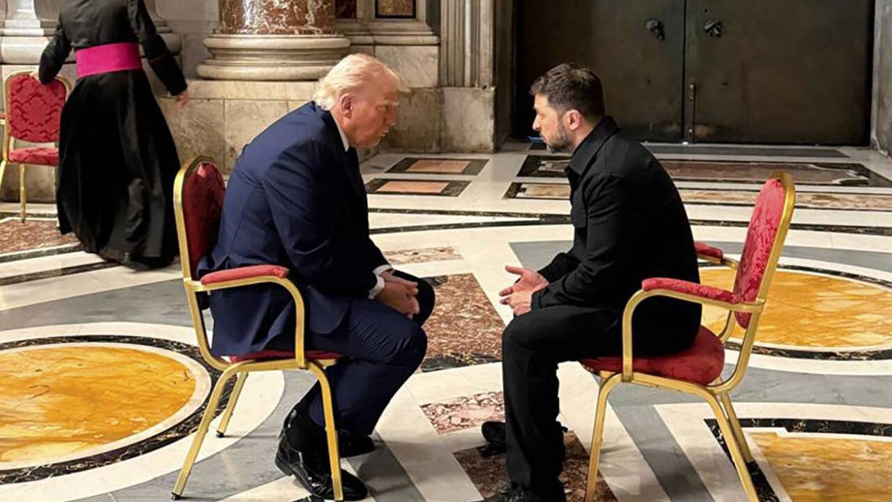 Schon jetzt ein ikonisches Bild: US-Präsident Donald Trump und das ukrainische Staatsoberhaupt Wolodymyr Selenskyj treffen sich zu einem rund 15-minütigem Gespräch im Petersdom. 
