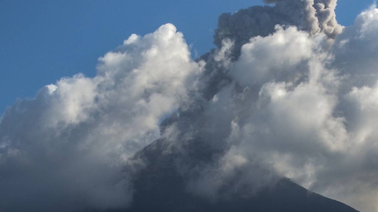 Aschesäule eine Höhe von 4.000 Metern 
