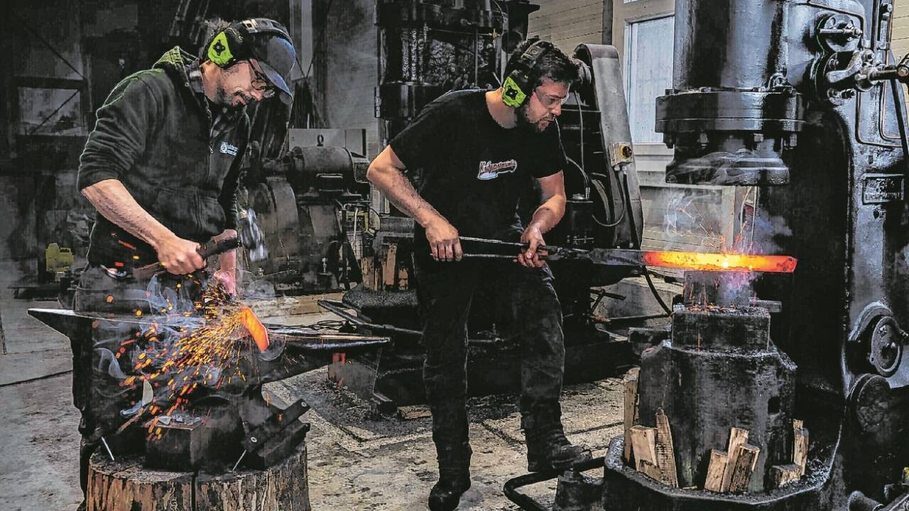 Die Funken sprühen, Albert Anglberger (links) und Andreas Fellner lieben ihre Arbeit als Messerschmiede.  