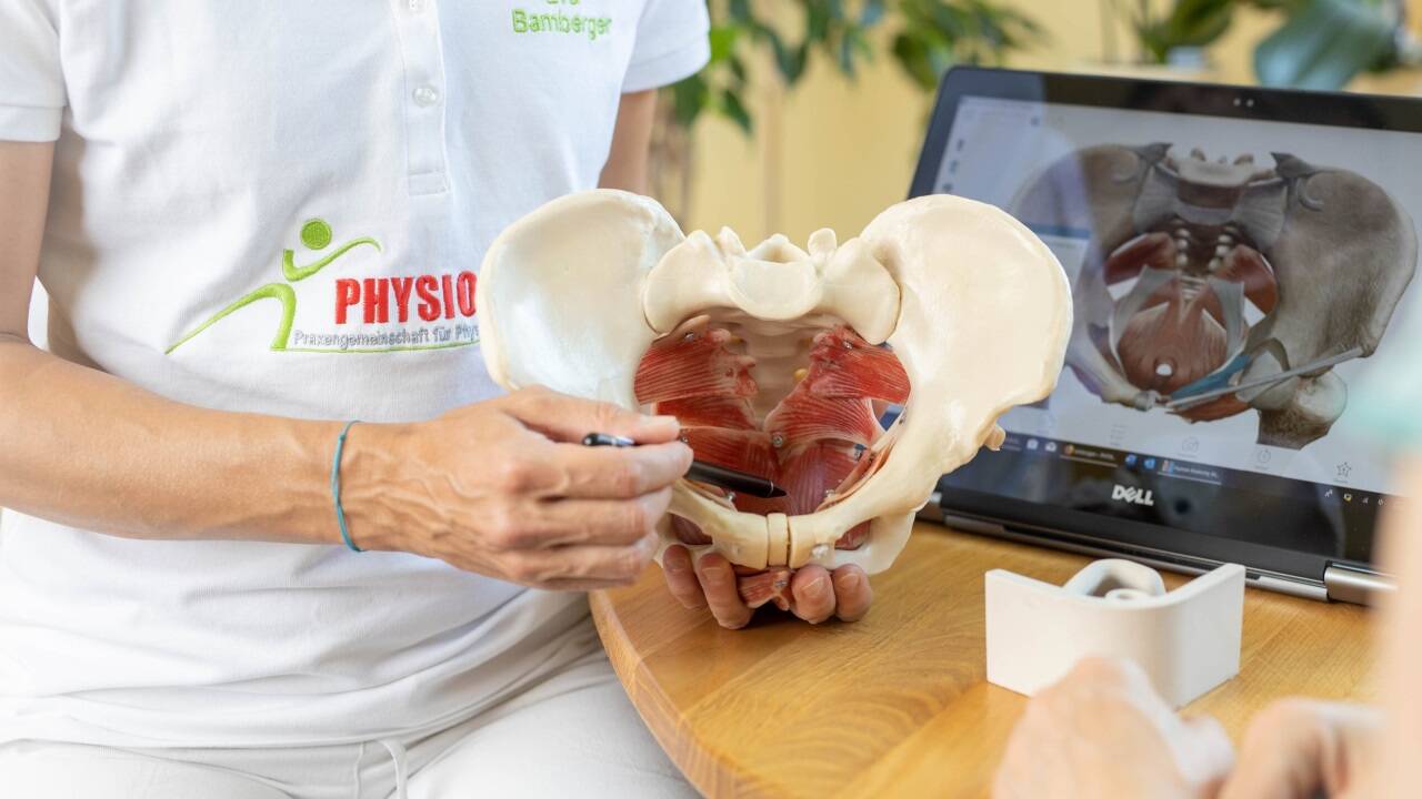 Der Beckenboden schließt das Becken nach unten ab. 