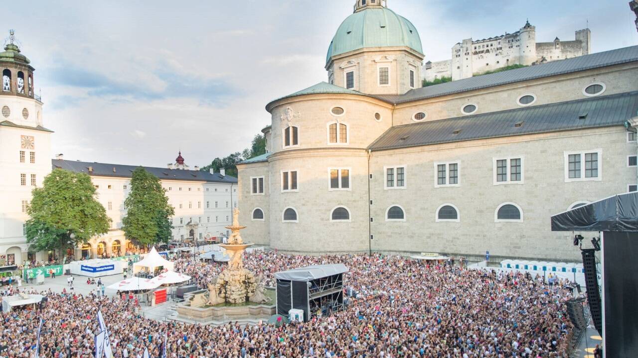 Der Residenzplatz als große Popbühne in der Salzburger Altstadt. 