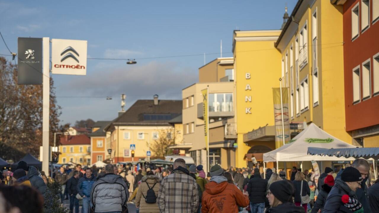Die Ortszentren sind nicht immer so belebt wie hier beim Martini-Kirtag in Straßwalchen. 