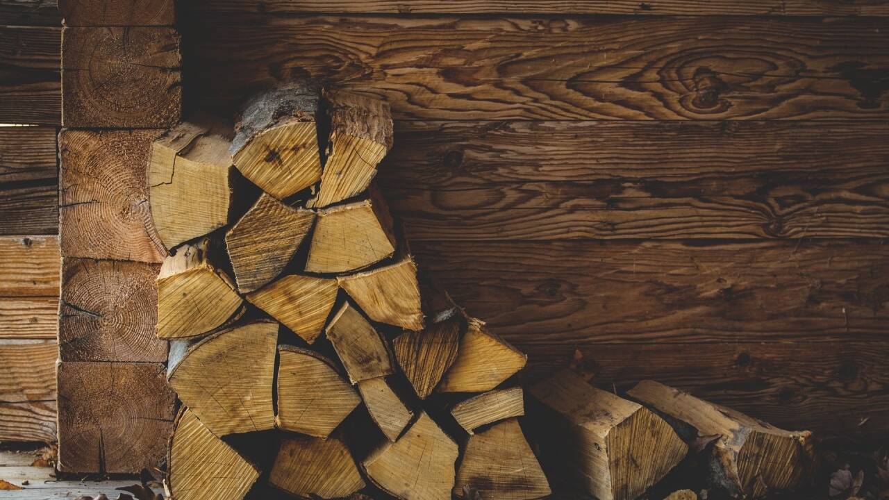 Mit Holz zu heizen eignet sich für fast jedes Zuhause. 