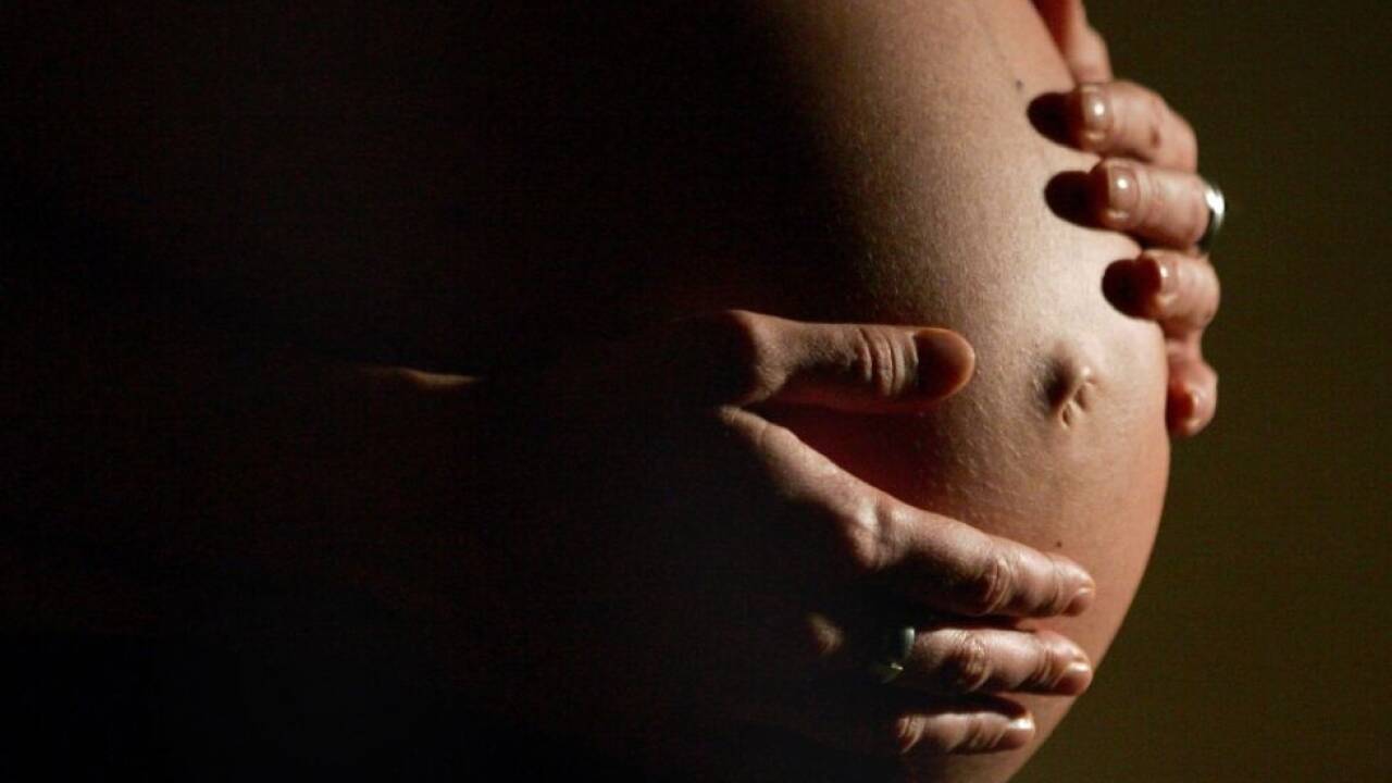 Frauen schätzen ihr Wissen zu Schwangerschaft oder Verhütung höher ein. 