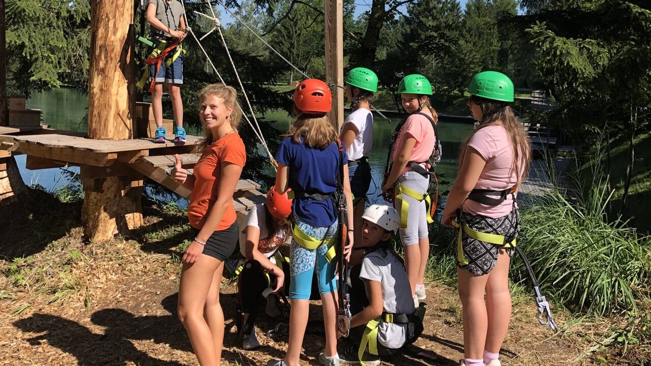 Die eigenen Grenzen austesten und so richtig Spaß haben können Sie im einzigartigen Waldhochseilgarten in Anif. 