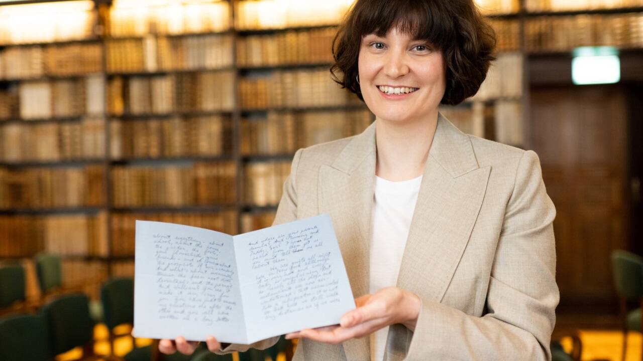 Lina Maria Zangerl (Leiterin des Literaturarchivs der Uni Salzburg) mit einem Brief von Stefan Zweig an seine Nichte. Lina Maria Zangerl (Leiterin des Literaturarchivs der Uni Salzburg) mit einem Brief von Stefan Zweig an seine Nichte.