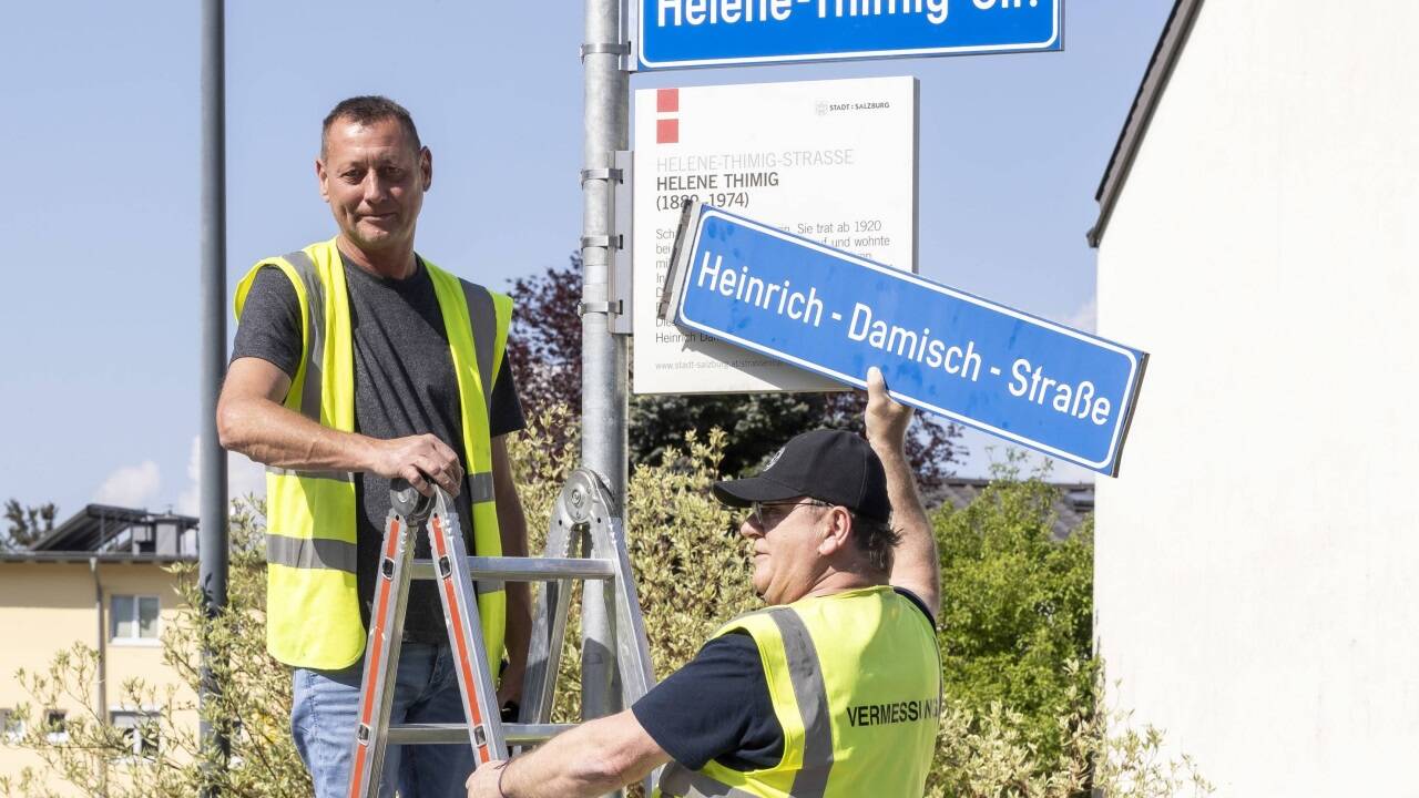 Mitarbeiter aus dem Magistrat tauschten am Dienstag die Schilder aus: Aus der Heinrich-Damisch-Straße wurde die Helene-Thimig-Straße. Mitarbeiter aus dem Magistrat tauschten am Dienstag die Schilder aus: Aus der Heinrich-Damisch-Straße wurde die Helene-Thimig-Straße.
