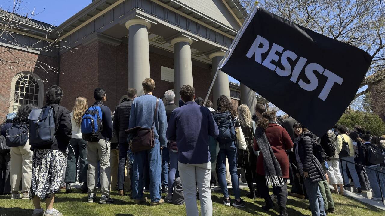 An manchen US-Unis, wie hier in Harvard, wird mit scharfem Protest auf Trumps Anfeindungen reagiert.  