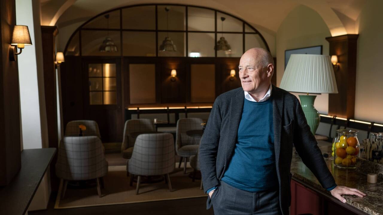 Der Präsident von Salzburg Global, Martin Weiss, an der neuen Hotelbar im Meierhof.  