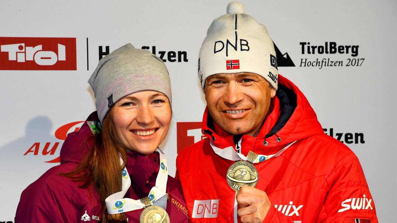 Noch schnell ein Medaillenfoto, danach ging es heim zu Tochter Xenia: Darja Domratschewa und Ole-Einar Björndalen. 