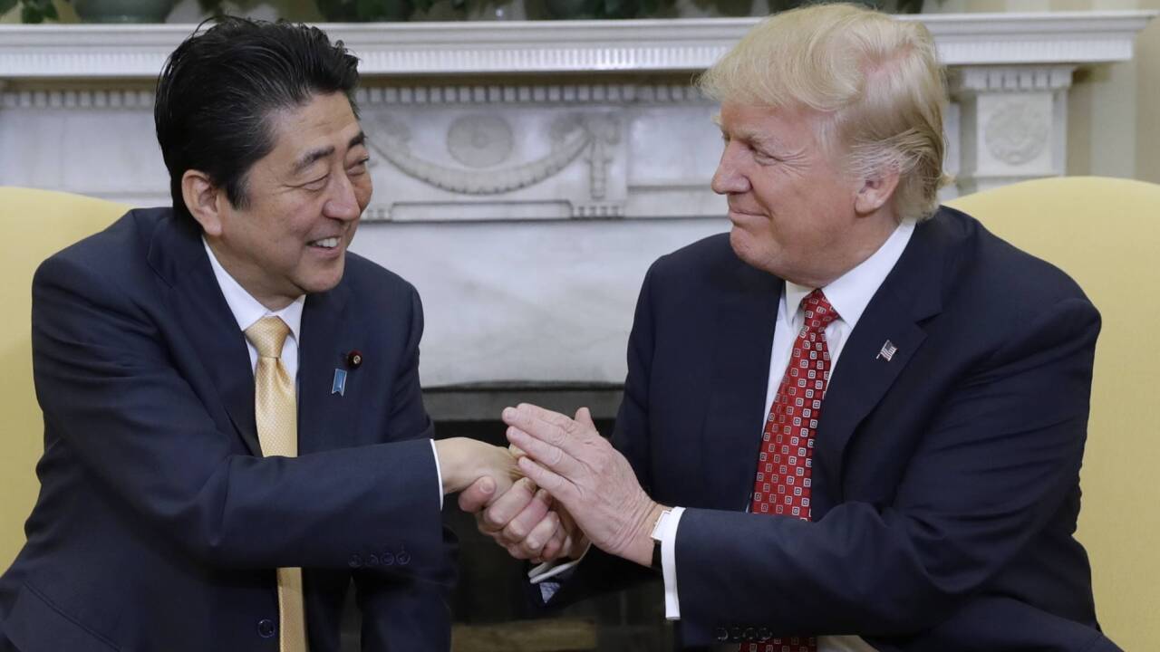 Is scho guat:US-Präsident Donald Trump gibt dem japanischen Ministerpräsidenten nicht die Hand, sondern die Hände. 