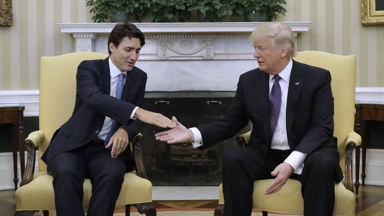 Hier sehen wir erneut die Handreichungsstühle im Oval Office. Auf den Plätzen: Justin Trudeau, Premierminister von Kanada, und Donald Trump, Gastgeber und US-Präsident. 