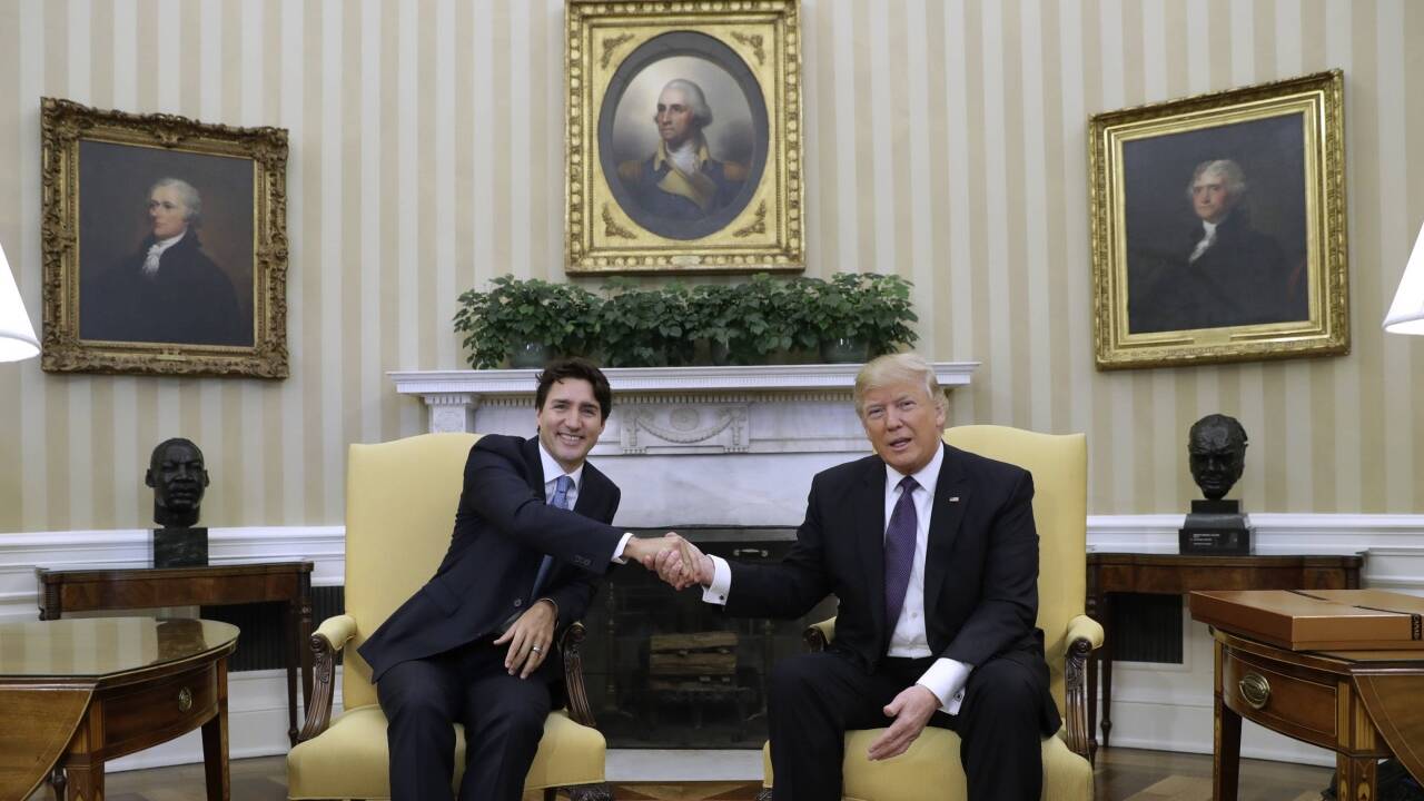 Hier sehen wir erneut die Handreichungsstühle im Oval Office. Auf den Plätzen: Justin Trudeau, Premierminister von Kanada, und Donald Trump, Gastgeber und US-Präsident. 