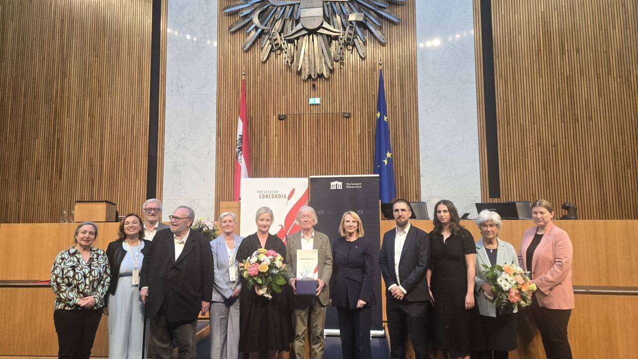 Die Organisatorinnen, Preisträger und Laudatorinnen des Abends. 