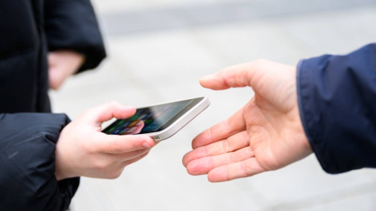 Im Unterricht muss das Handy künftig sicher verwahrt sein 