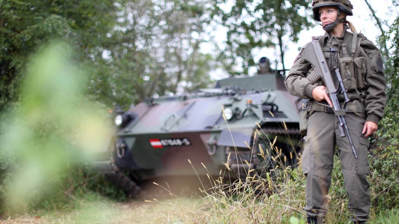 In Österreich gibt es keine Wehrpflicht für Frauen, aber Freiwillige. Im Bild: Artillerie-Beobachtungs-Unteroffizierin Wachtmeisterin Christine Koller. 