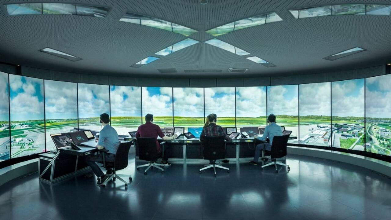 Die Ausbildung zum Fluglotsen – hier im Towersimulator der Austro Control – dauert drei Jahre. 