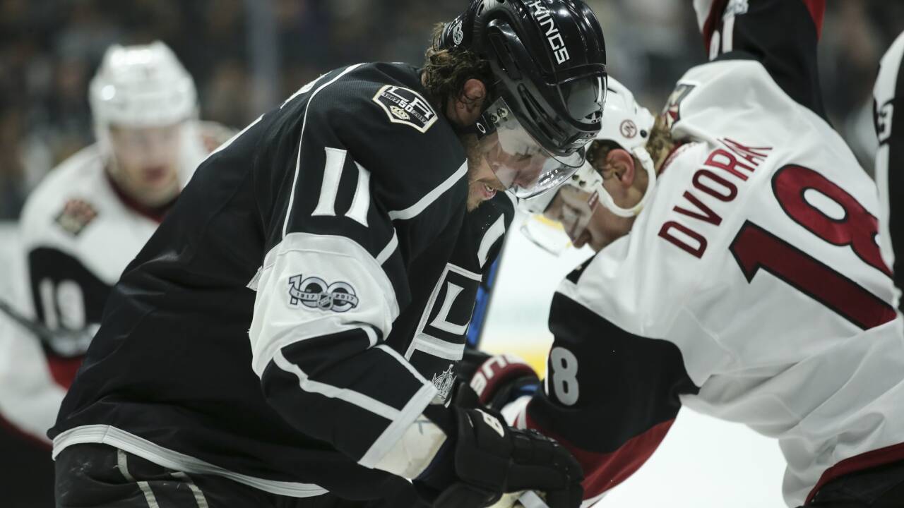 Kings-Kapitän Anze Kopitar (11, im Kampf mit Christian Dvorak /Arizona) muss um die Play-offs bangen. 