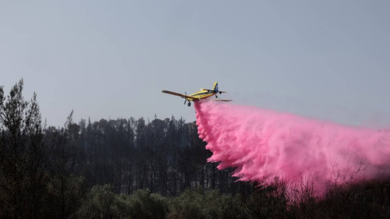 Auch Löschflugzeuge stehen im Einsatz 