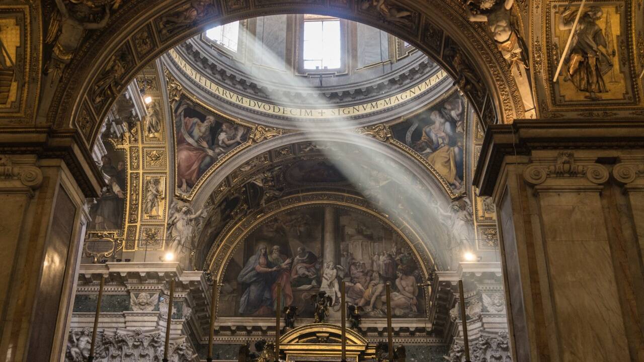 Erhaben, stimmungsvoll und die letzte Ruhestätte von Papst Franziskus: die Basilika Santa Maria Maggiore. 