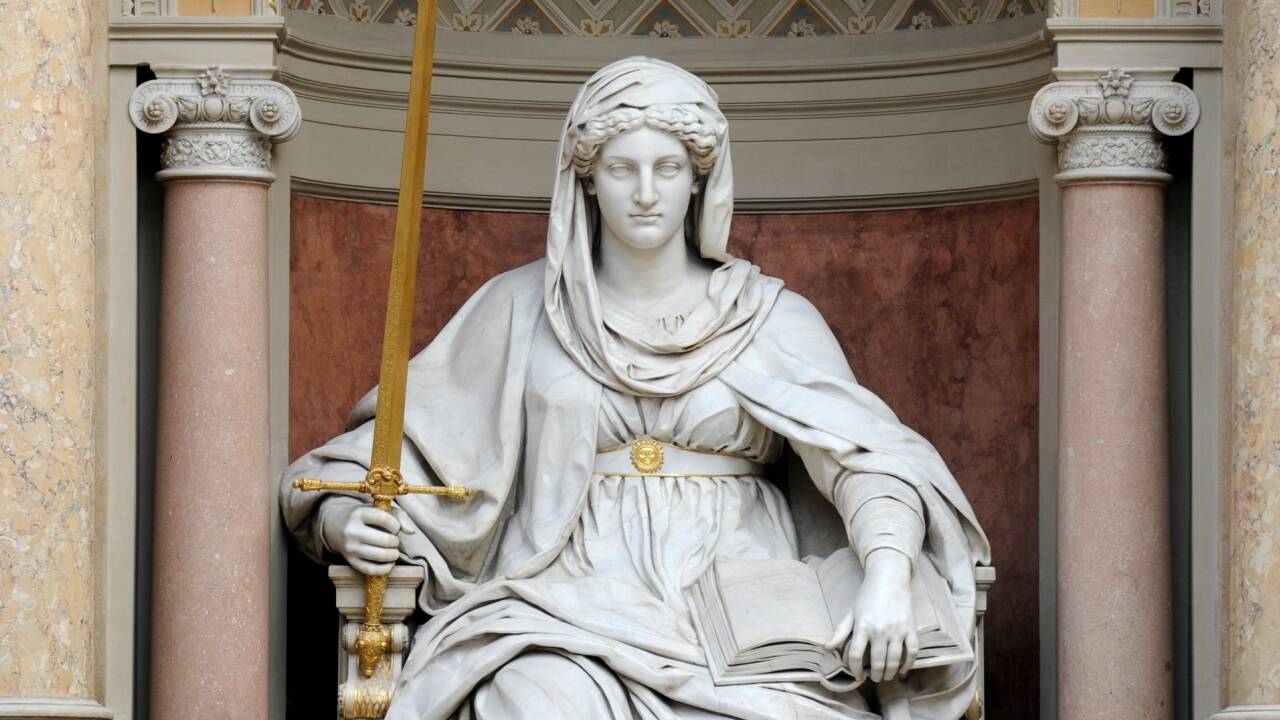 Die Statue der Justitia am OGH in Wien. 