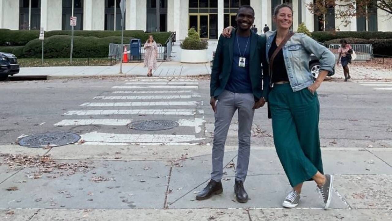November 2022, gemeinsam in den USA: Blessed Mhlanga, Journalist in Simbabwe, und SN-Journalistin Gudrun Doringer. 