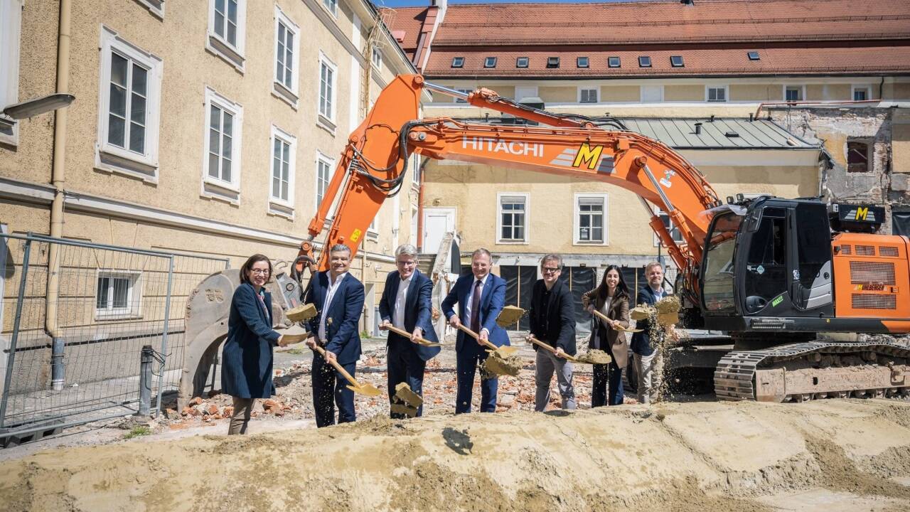 Spatenstich in Linz: Pia Goldmann (Projektleitung Stellvertretung), Harald Gayer (Projektleitung), Thomas Königstorfer (Geschäftsführer TOG), Landeshauptmann Thomas Stelzer, Architekt Clemens Standl (Generalplanung), Architektin Marta Train (Generalplanung) und Architekt Bernd Haslauer. 