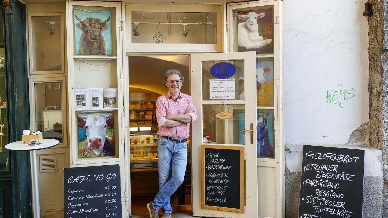 Günther Soukup führt das Kaslöchl in der Salzburger Altstadt seit mehr als 25 Jahren. Im Löchlbogen ist das Geschäft seit 1902 beheimatet.  