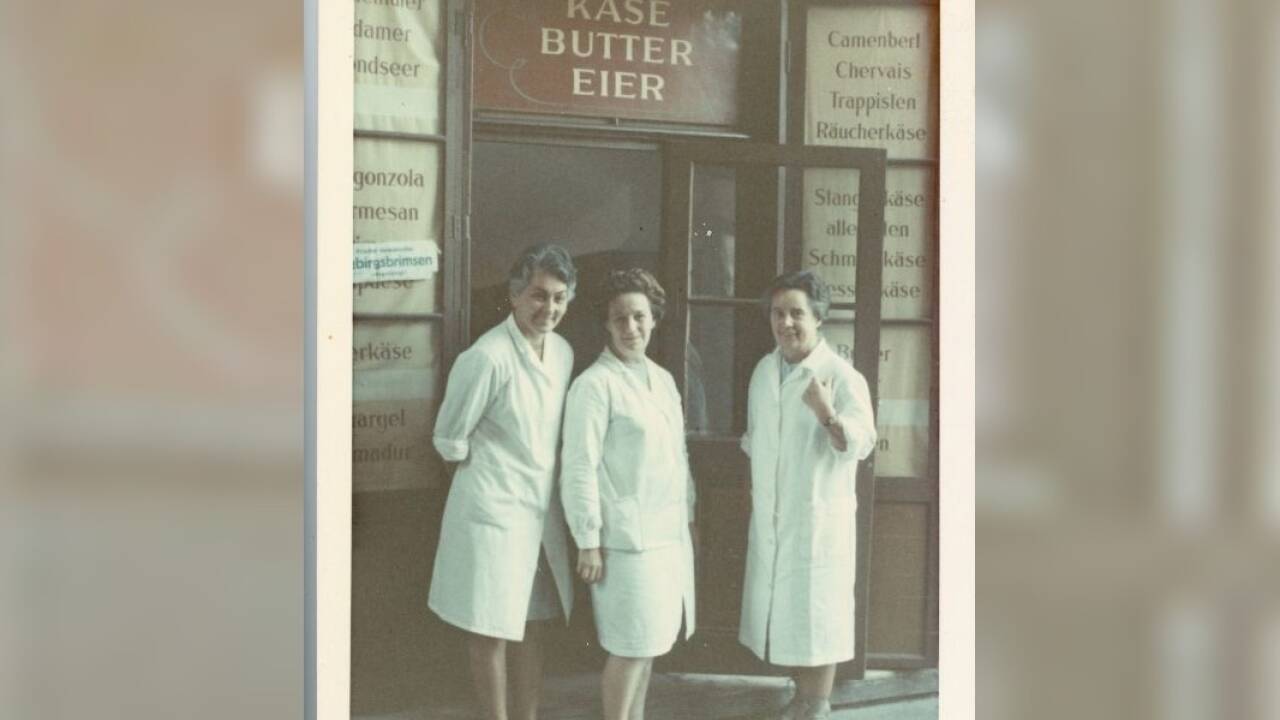 Friede Herout (r.) übergab das Geschäft 1974 auf Leibrente an ihre langjährige Mitarbeiterin Lisl Wagner (l.). In der Mitte die Mitarbeiterin Frau Schlögl. Das Foto stammt aus 1969.  