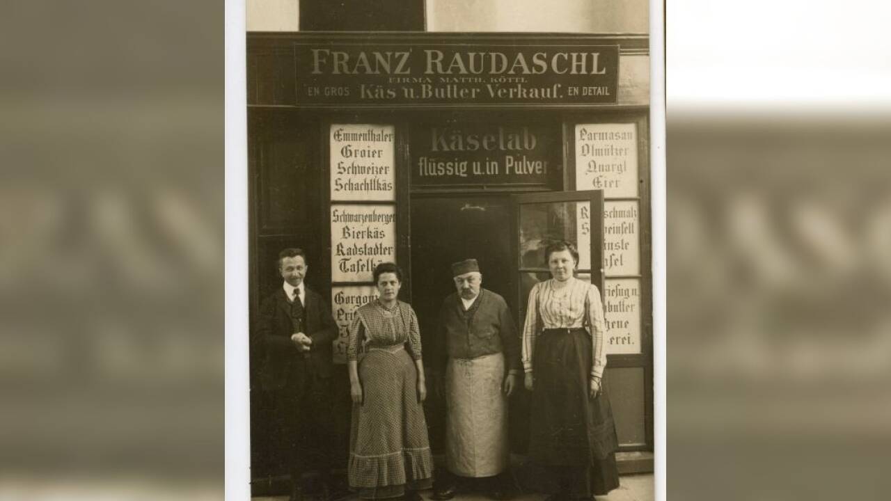 Matthäus Köttl mit der jungen Frieda Raudaschl (2. v. l.) und Frau Vitzthum vom benachbarten Geschäft in der Zeit des Ersten Weltkriegs. Links im Bild der Uhrmacher Steinböck.  