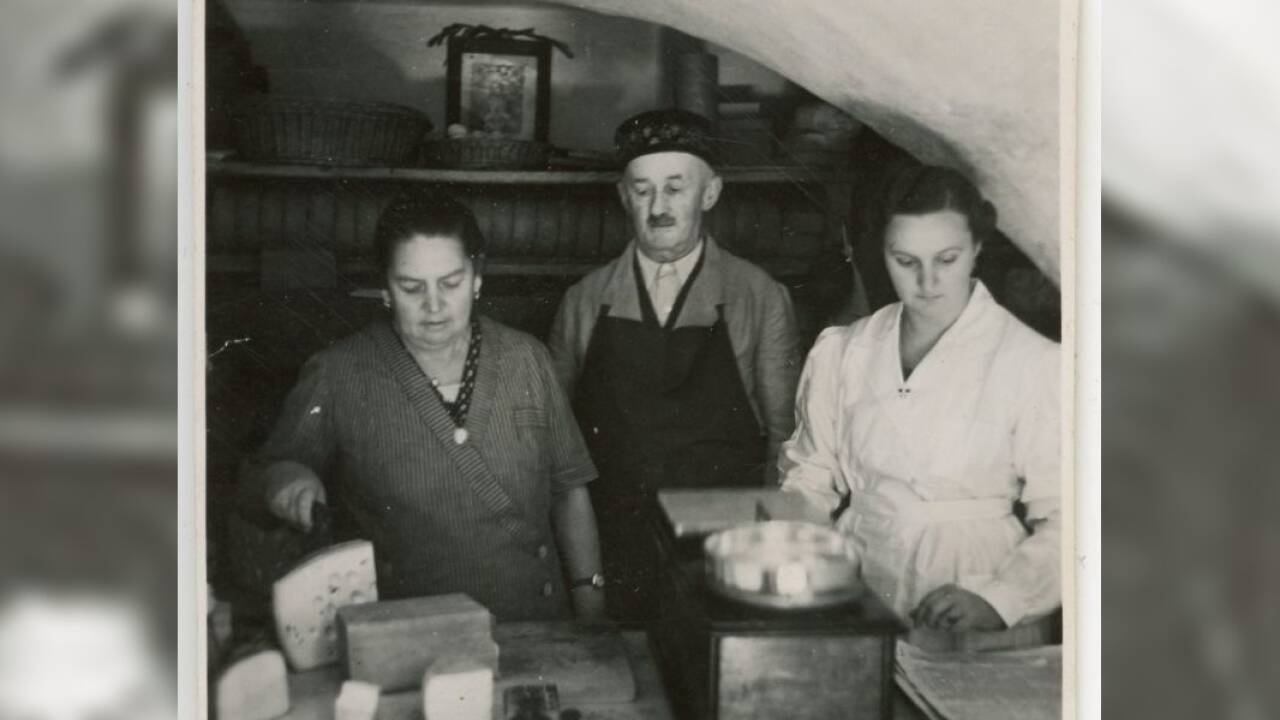 Frieda und Franz Raudaschl, die Urgroßeltern von Autor Michael Fazokas, mit Verkäuferin Gisa. Das Foto stammt aus 1942. 