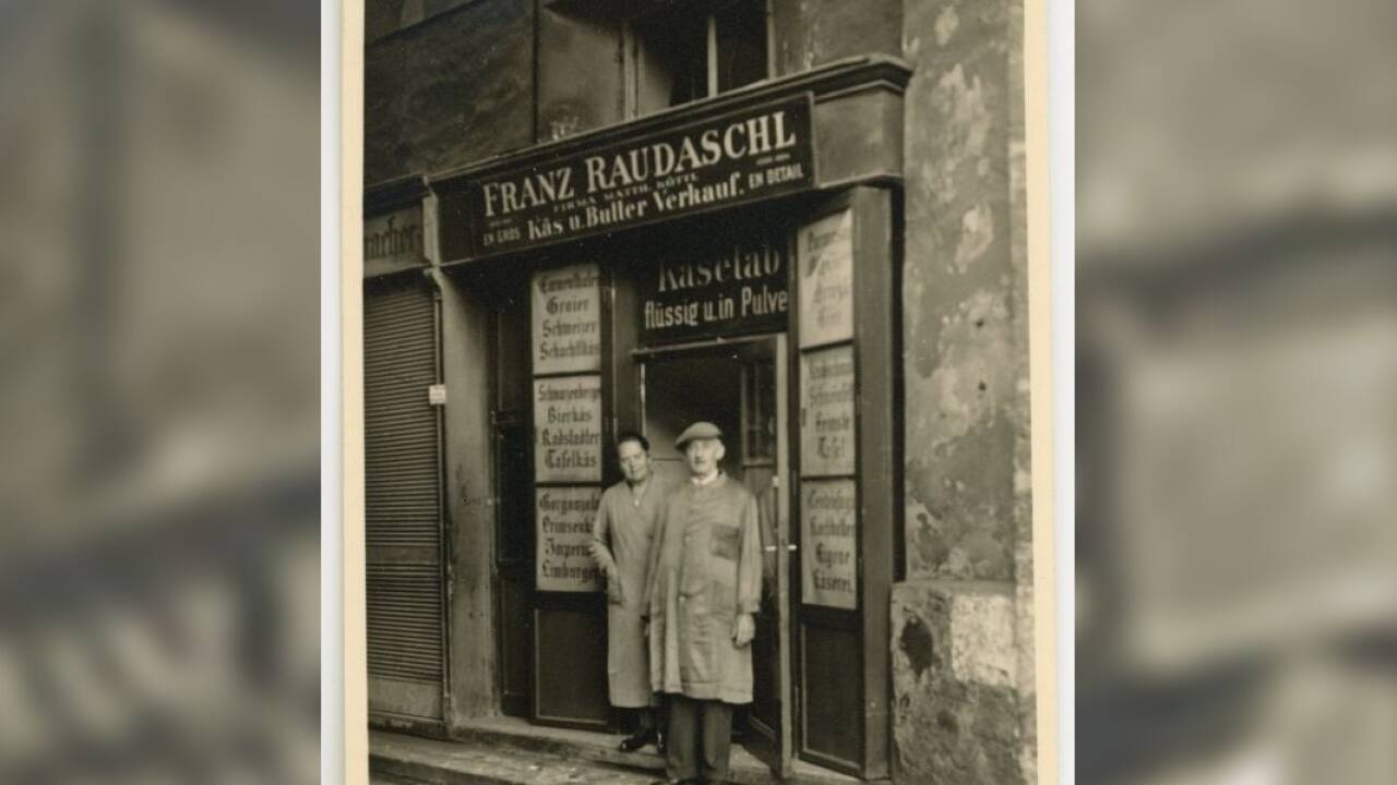 Das Ehepaar Frieda und Franz Raudaschl vor dem Geschäft in der Zeit kurz nach dem Ende des Zweiten Weltkriegs.  