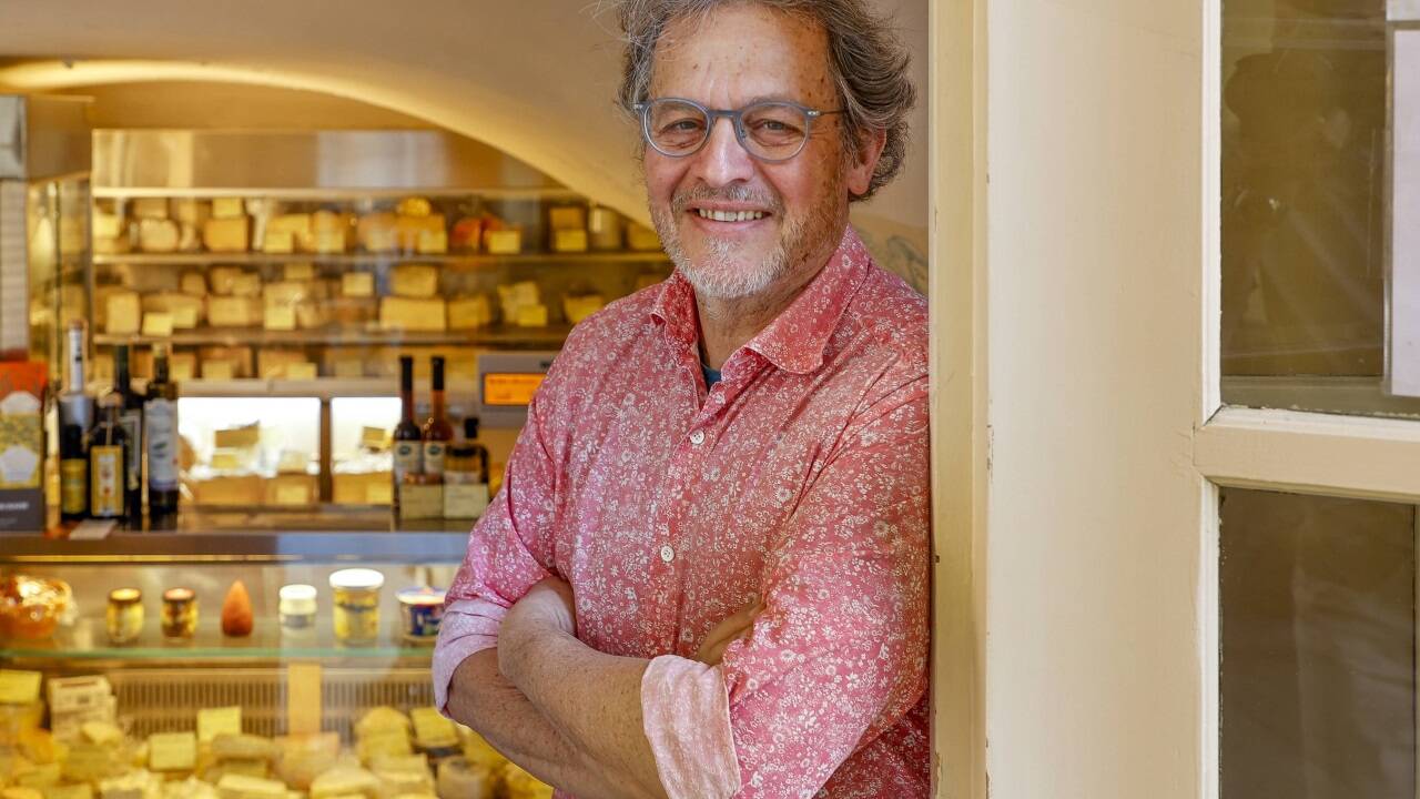Günther Soukup führt das Kaslöchl in der Salzburger Altstadt seit mehr als 25 Jahren. Im Löchlbogen ist das Geschäft seit 1902 beheimatet.  