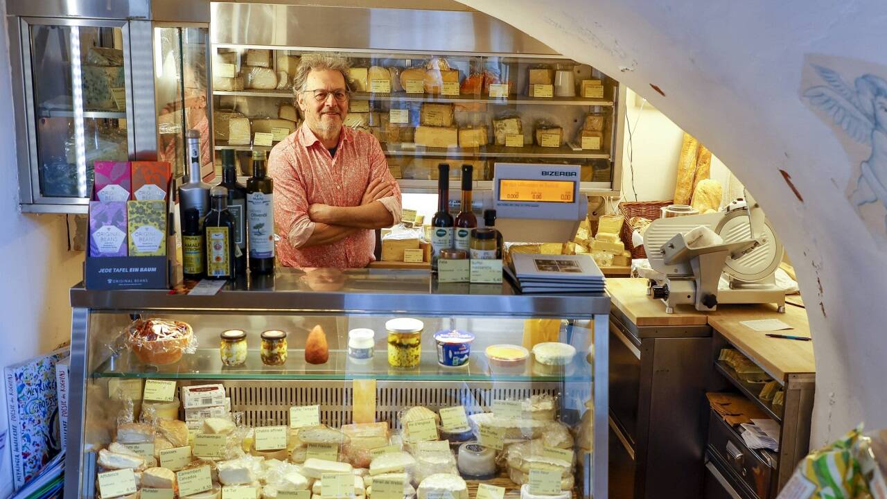 Günther Soukup führt das Kaslöchl in der Salzburger Altstadt seit mehr als 25 Jahren. Im Löchlbogen ist das Geschäft seit 1902 beheimatet.  