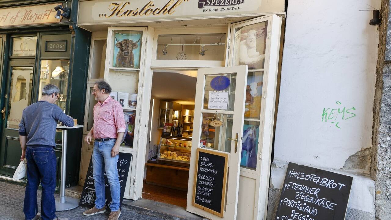 Günther Soukup führt das Kaslöchl in der Salzburger Altstadt seit mehr als 25 Jahren. Im Löchlbogen ist das Geschäft seit 1902 beheimatet.  