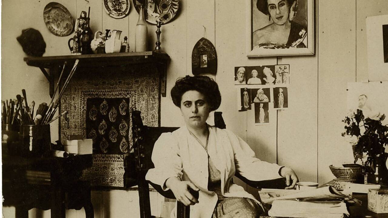Olga Meerson in ihrer Pariser Wohnung, im Hintergrund an der Wand ihr Selbstbildnis, um 1910.  