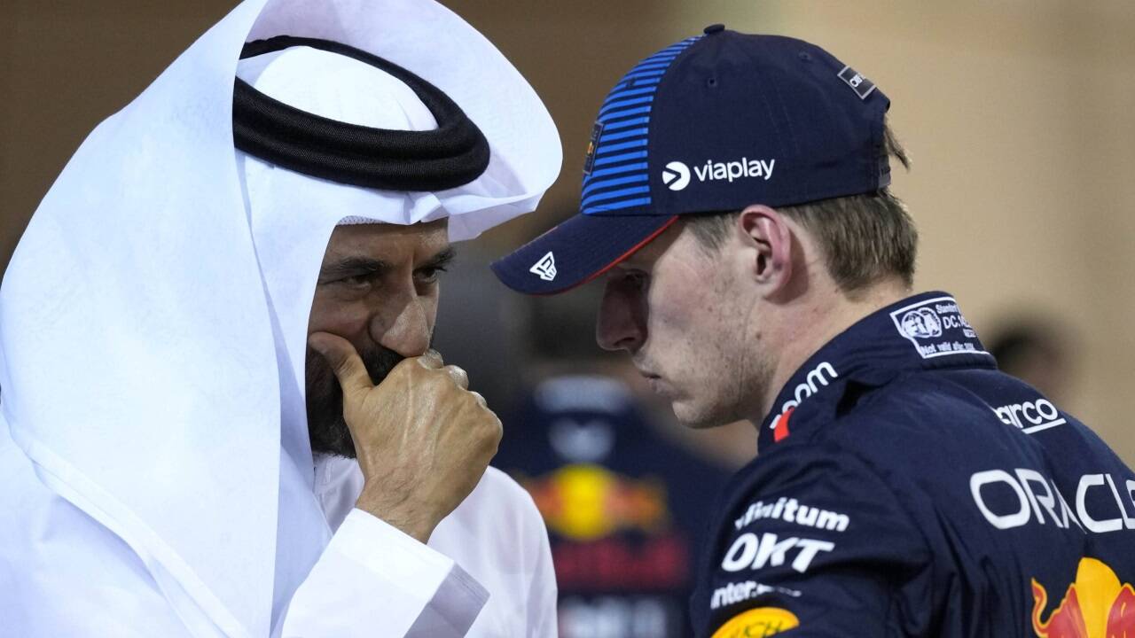 FIA-Präsident Mohammed Ben Sulayem (links) steht bei den Formel-1-Piloten rund um Weltmeister Max Verstappen in der Kritik. FIA-Präsident Mohammed Ben Sulayem (links) steht bei den Formel-1-Piloten rund um Weltmeister Max Verstappen in der Kritik.