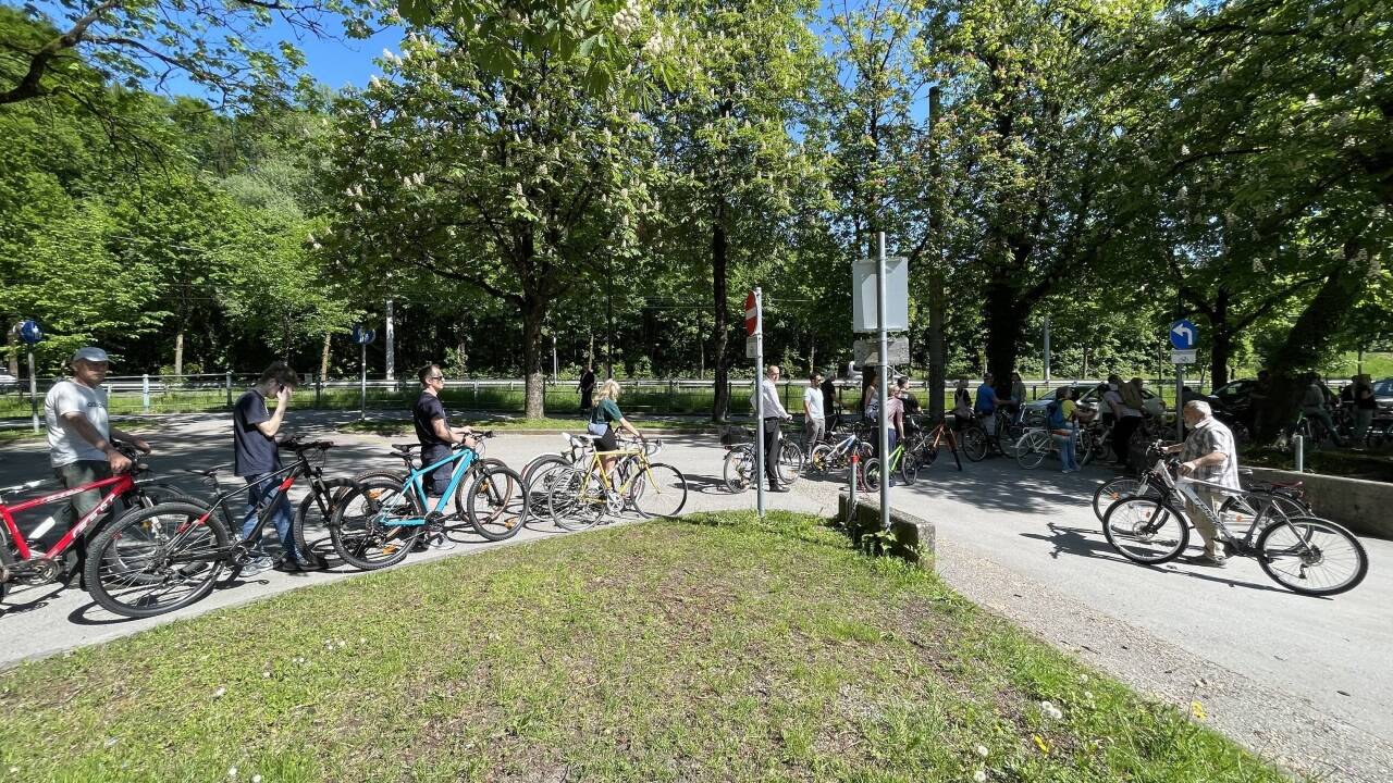 Die Schlange bei der Abgabe reichte bis in den Volksgarten. 