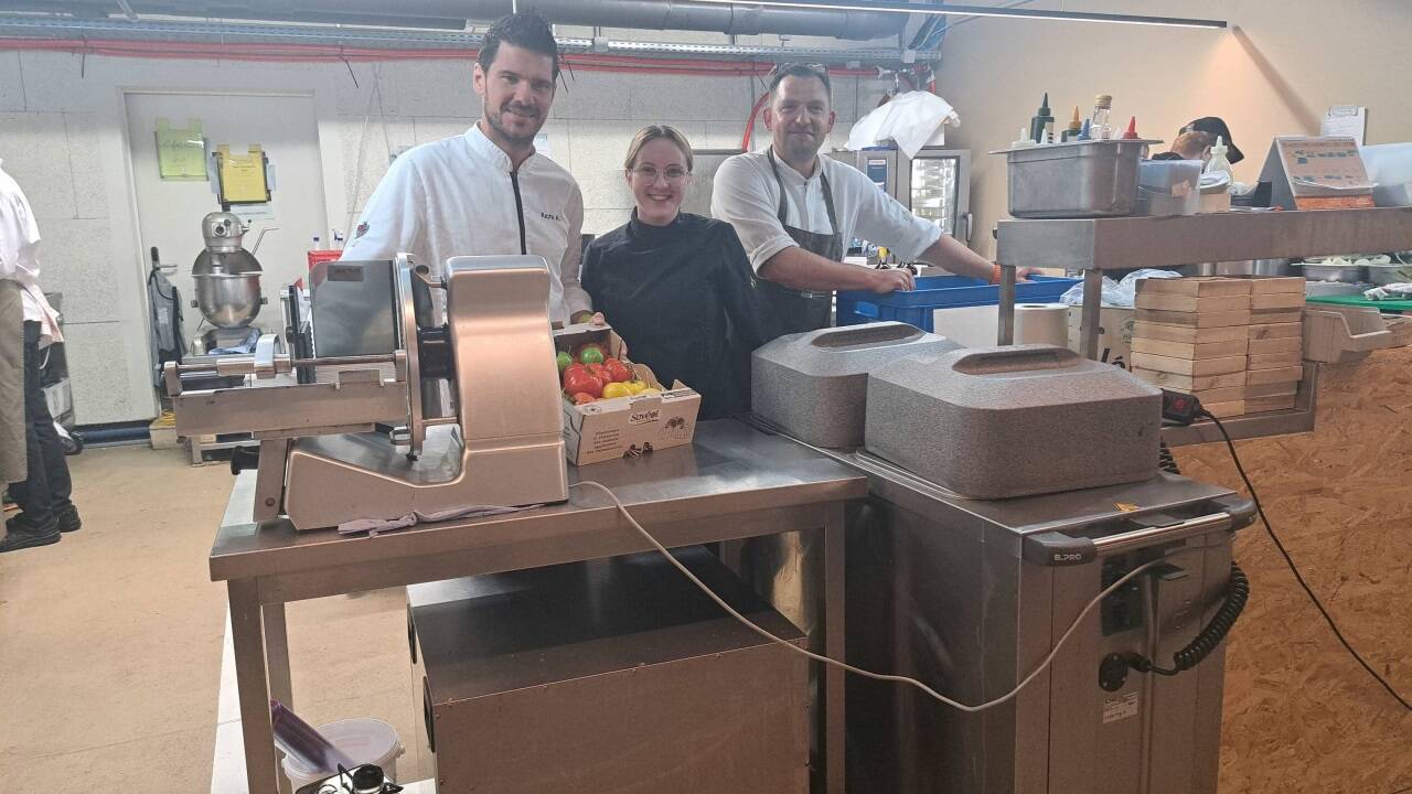 Küchenchef Andreas Fuchs (l.) kocht mit seinem Team nun in der Parkgarage auf.  
