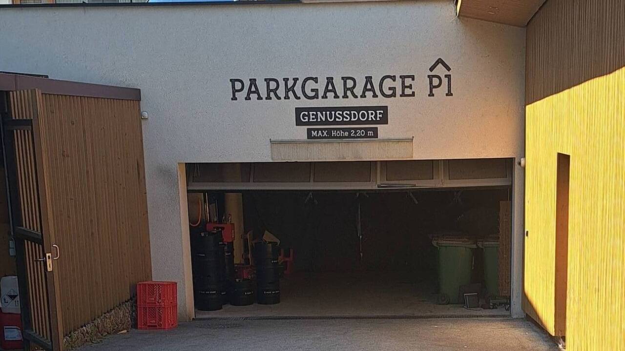 Der Eingang zur vorübergehenden Gmachl-Großküche in der Parkgarage. 