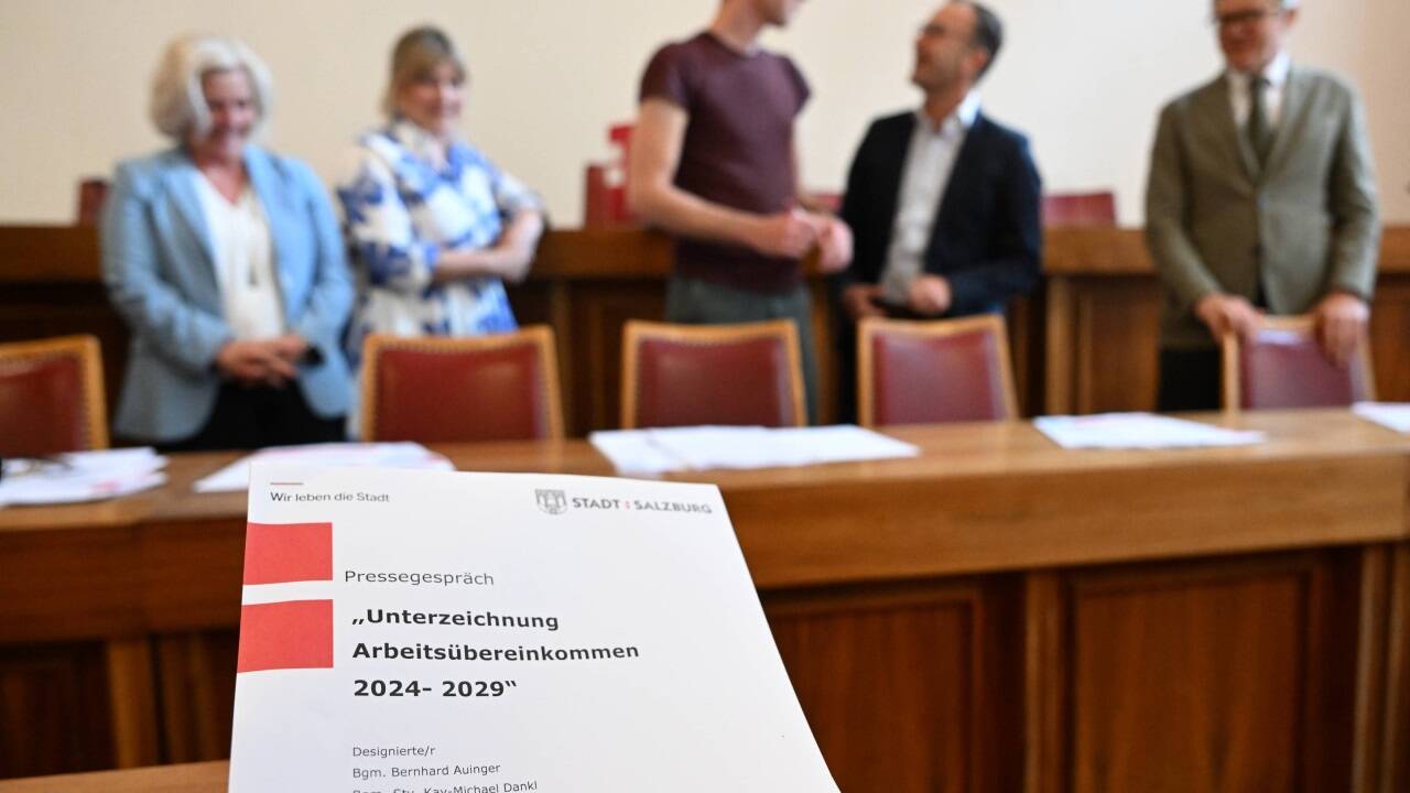 Das Arbeitsübereinkommen unterzeichneten im Mai 2024 Andrea Brandner, Anna Schiester, Kay-Michael Dankl und Bernhard Auinger und Magistratsdirektor Maximilian Tischler.  