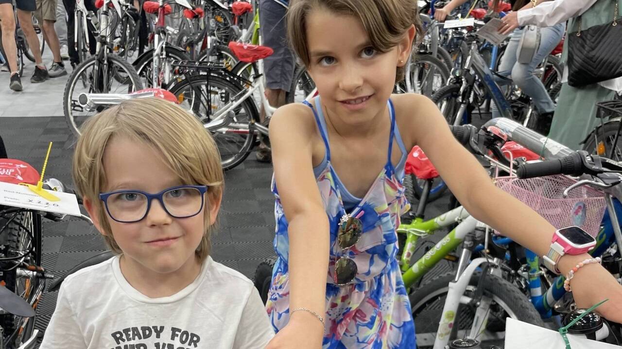 Ema und Eldin sind aus ihren Rädern herausgewachsen und brauchen Ersatz. 
