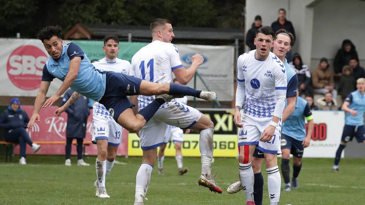 Der BSK (blaue Dressen) könnte bald ohne Fußballplatz dastehen.  
