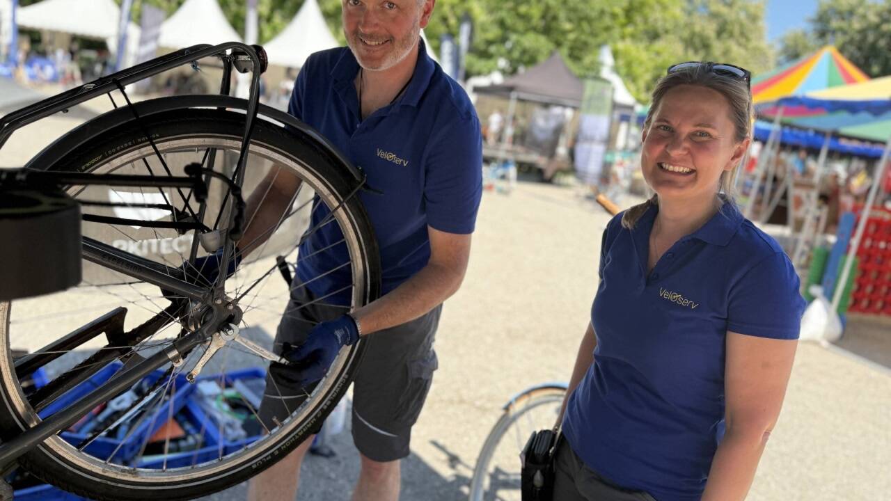 Bernhard Kreuzer und Ingrid Hilmer von der mobilen Fahrradwerkstatt Veloserv. Bernhard Kreuzer und Ingrid Hilmer von der mobilen Fahrradwerkstatt Veloserv.