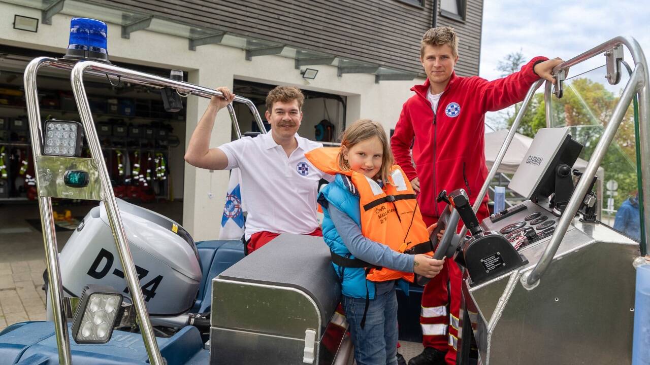 Katharina nützte den Tag der offenen Garage bei der Wasserrettung in Seekirchen und ließ sich von Stefan Kolmhofer und Nico Ebner die Besonderheiten des Rettungsbootes erklären.  