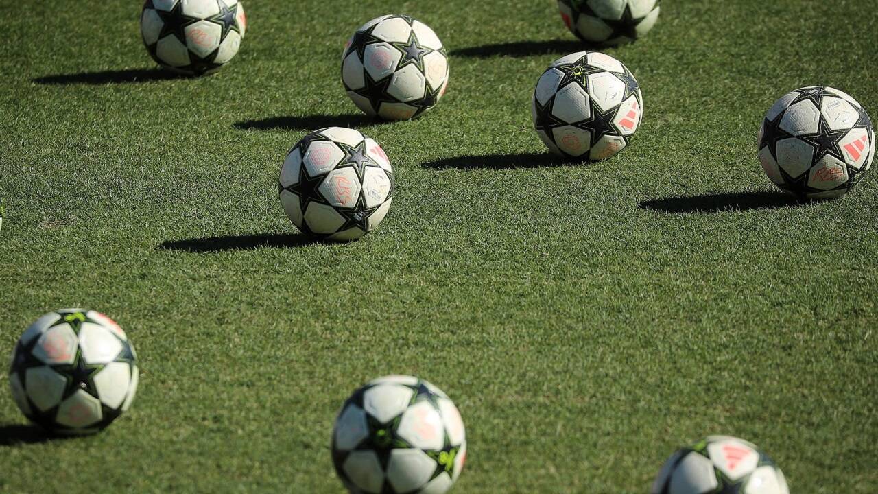 Wie viele Vereine steigen von der Salzburger Liga bis zur 2. Klasse auf und ab? 
