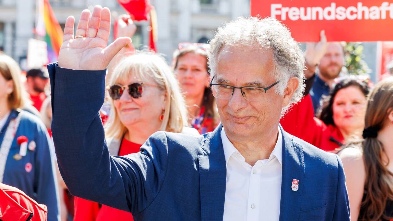 Finanzminister Marterbauer (hier beim Maiaufmarsch der Wiener SPÖ) führt schwierige Budgetverhandlungen. 
