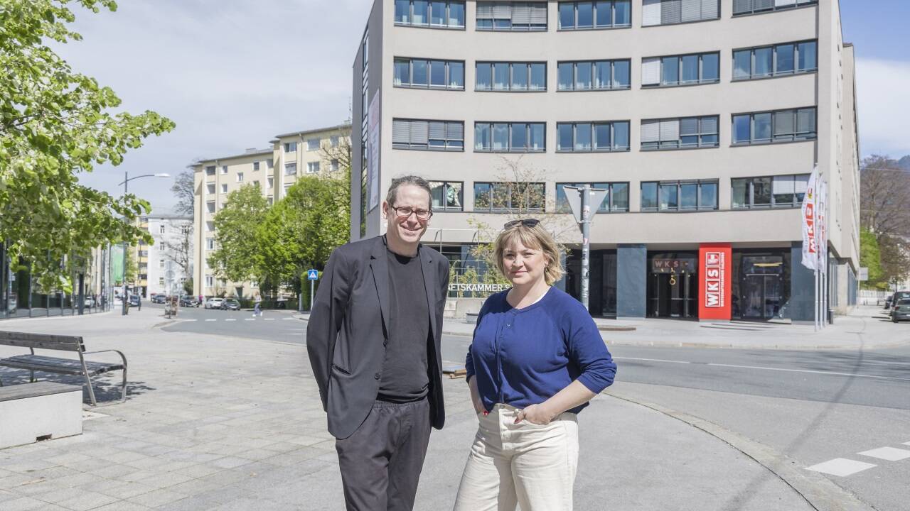 Fachhochschul-Professor Stefan Netsch und Verkehrsstadträtin Anna Schiester wollen weniger Autos  am Julius-Raab-Platz vor der Wirtschaftskammer.   Fachhochschul-Professor Stefan Netsch und Verkehrsstadträtin Anna Schiester wollen weniger Autos  am Julius-Raab-Platz vor der Wirtschaftskammer.