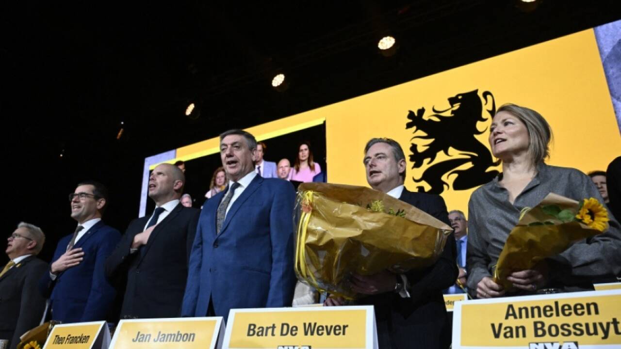 Premier De Wever mit Ministerin Van Bossuyt bei einem Parteitag 