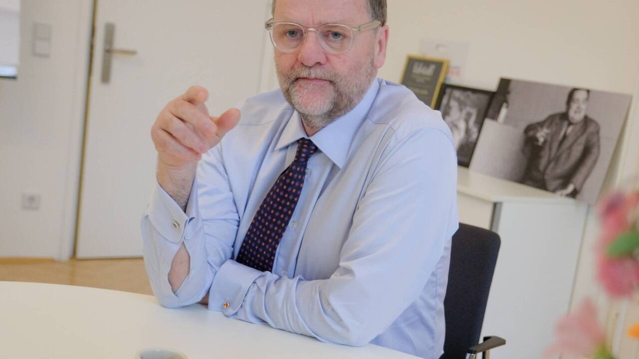 Sepp Schellhorn, Neos-Staatssekretär für Entbürokratisierung, ist hier nicht auf Dienstreise, sondern in seinem Büro. Sepp Schellhorn, Neos-Staatssekretär für Entbürokratisierung, ist hier nicht auf Dienstreise, sondern in seinem Büro.